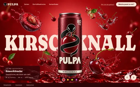 Standbild der Bühne: die Dose PULPA Kirschknall über dem Riesenwort KIRSCHKNALL auf kirschrotem Grund