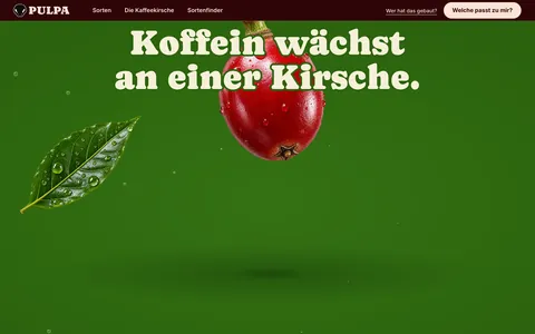 Standbild: eine reife rote Kaffeekirsche schwebt auf grünem Grund unter der Überschrift Koffein wächst an einer Kirsche